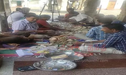 சென்னிமலை கைலாசநாதர்-மாரியம்மன் கோவில்களில்பக்தர்கள் ரூ.8¾ லட்சம் உண்டியல் காணிக்கை