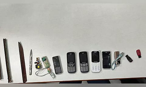 சிறையிலிருந்து 117 செல்போன்கள் பறிமுதல் - 5 அதிகாரிகள் சஸ்பெண்ட்