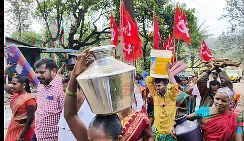 பழுதடைந்த சாலையை சீரமைக்ககோரிகொல்லிமலையில் மலைவாழ் மக்கள் காத்திருப்பு போராட்டம்