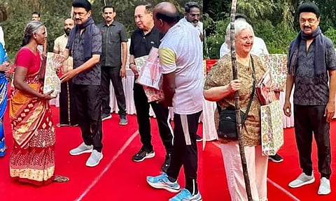 சென்னை: தொல்காப்பியர் பூங்கா ஊழியர்களுக்கு முதல்-அமைச்சர் மு.க.ஸ்டாலின் பொங்கல் பரிசு வழங்கினார்