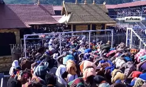 சபரிமலை மகரவிளக்கு பூஜை; அலைமோதும் பக்தர்கள் கூட்டம் - 8 மணி நேரம் காத்திருந்து தரிசனம்