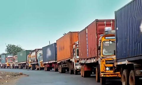 மாதவரம் அருகே 600 டன் வெடி மருந்துடன் நிறுத்தி வைக்கப்பட்டு இருந்த 75 கன்டெய்னர் லாரிகள் - பொதுமக்கள் புகாரின்பேரில் அகற்றப்பட்டது