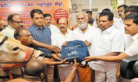 கன்றுகளின் சீரான வளர்ச்சியை ஊக்குவிக்க நங்கநல்லூர் ஆஞ்சநேயர் கோவிலுக்கு கன்று பாதுகாப்பு பெட்டகம் - 3 அமைச்சர்கள் வழங்கினர்