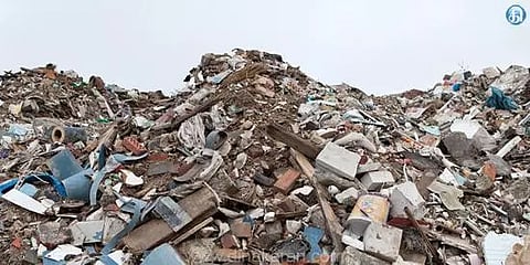 கம்பம் அருகேசாலையோரம் கட்டுமான கழிவுகள்