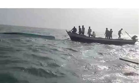 பைபர் படகு தலைக்குப்புற கவிழ்ந்தது: கடலில் தத்தளித்த 2 மீனவர்கள் மீட்பு