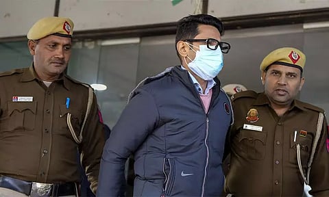 விமானத்தில் பெண் மீது சிறுநீர் கழித்த நபருக்கு 14 நாள் நீதிமன்ற காவல்...!