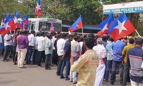 விடுதலை சிறுத்தைகள் கட்சி நிர்வாகிகள் கைது; போலீஸ் நிலையம் முற்றுகை