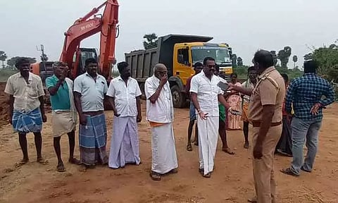 மண் அள்ளிய லாரிகள் சிறைபிடிப்பு