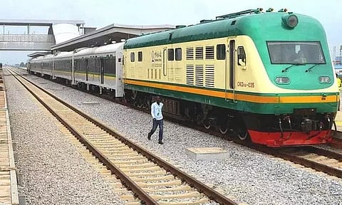 ரெயில் நிலையத்தில் துப்பாக்கி முனையில் 32 பேர் பிணைக்கைதிகளாக கடத்தல்