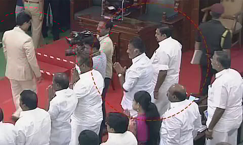 சட்டப்பேரவையில் அருகருகே எடப்பாடி பழனிசாமி- ஓ.பன்னீர்செல்வம்