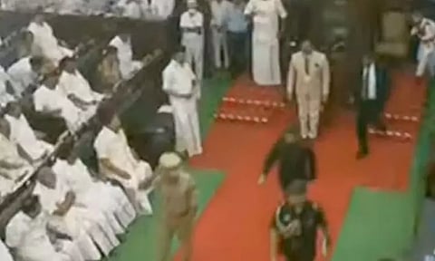 திராவிட மாடல் என்ற வார்த்தையை தவிர்த்த கவர்னர்;மு.க.ஸ்டாலின் பேசிக் கொண்டிருந்த போதே வெளியேறிய கவர்னர்