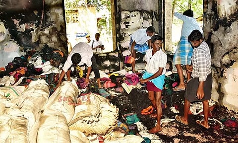 மதுரை மாவட்ட வழங்கல் அலுவலகத்தில் தீ விபத்து...! பொங்கல் தொகுப்பு வேஷ்டி, சேலைகள் தீயில் எரிந்து நாசம்