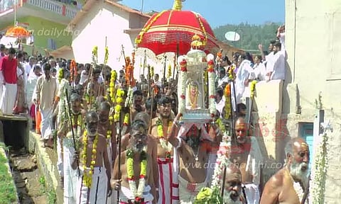 ஆடல், பாடலுடன் படுகர் இன மக்கள் ஊர்வலம்