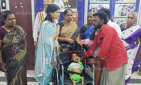 வினோத நோயால் பாதிக்கப்பட்ட 2 மாற்றுத்திறனாளி குழந்தைகளுக்கு சக்கர நாற்காலி