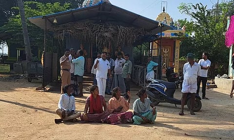 பொங்கல் பாசு தொகுப்பு வாங்க சென்ற பழங்குடியினர் தடுத்து நிறுத்தம்