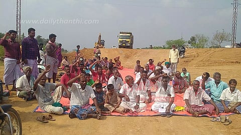 நெடுஞ்சாலை பணிகளை தடுத்து நிறுத்தி மக்கள் போராட்டம்