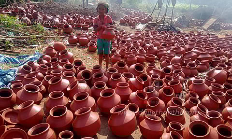திருப்பரங்குன்றம் அருகே தைப்பொங்கலுக்கு தயாராகும் மண்பானைகள்