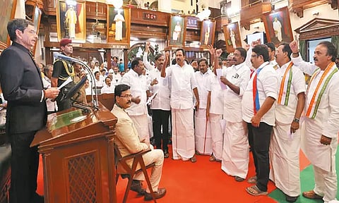 கவர்னருக்கு எதிராக சட்டசபையில் தீர்மானம்; கூட்டம் முடியும் முன்பே கவர்னர் வெளியேறியதால் பரபரப்பு