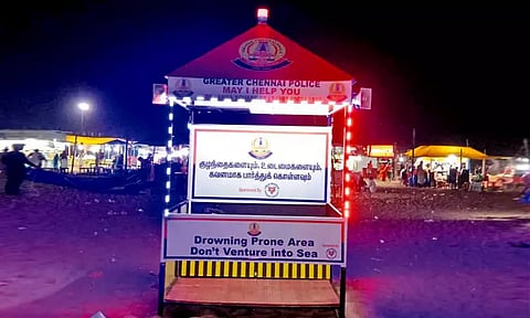 கடலில் குளிப்பவர்களை தடுக்க சூரிய ஒளி மின்சக்தியில் இயங்கும் 4 நவீன போலீஸ் பூத்துகள் - மெரினா கடற்கரை பகுதியில் புதிதாக அமைப்பு