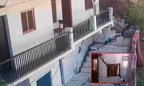 உத்தரகாண்ட்: கர்ணபிரயாக் நகரிலும் விரிசலால் அச்சத்தில் மக்கள்; வீடுகள், ஓட்டல்களை இடிக்க முடிவு