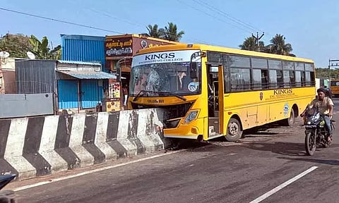 குன்றத்தூர் அருகே சாலை தடுப்புச்சுவரில் மோதிய கல்லூரி பஸ்: 20-க்கும் மேற்பட்ட மாணவர்கள் காயம்