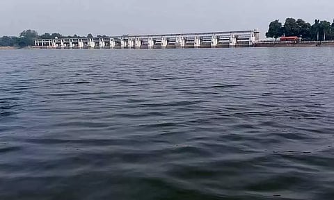 கிருஷ்ணா நீர் வரத்தால் பூண்டி ஏரி ஒரு வாரமாக முழுவதும் நிரம்பி வழிகிறது