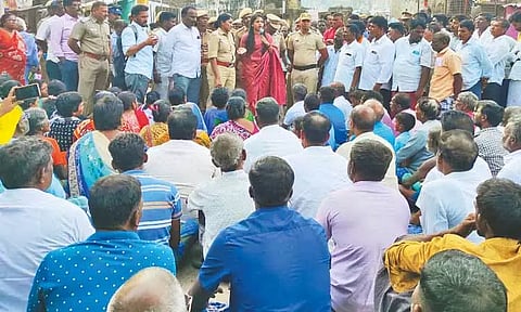 பழவேற்காடு ஏரியில் மீனவர்களிடையே மோதல்: மீன்பிடி தொழில் பாதிக்கப்படுவதாக 12 கிராமத்தை சேர்ந்த மக்கள் சாலை மறியல்