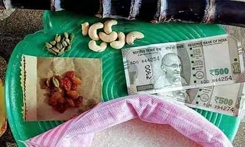 காஞ்சீபுரம் மாவட்டத்தில் ரேசன் கடைகளில் பொங்கல் பரிசு தொகுப்பு வழங்கும் பணி - மாவட்ட கலெக்டர் தொடங்கி வைத்தார்