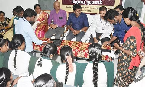 கல்லூரி மாணவிகளின் வங்கி கணக்குடன் ஆதார் எண் இணைக்கும் சிறப்பு முகாம்