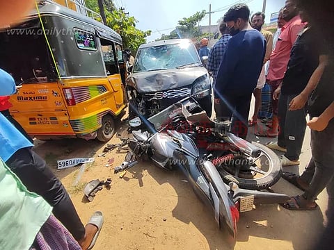 கார்-மோட்டார் சைக்கிள் மோதல்