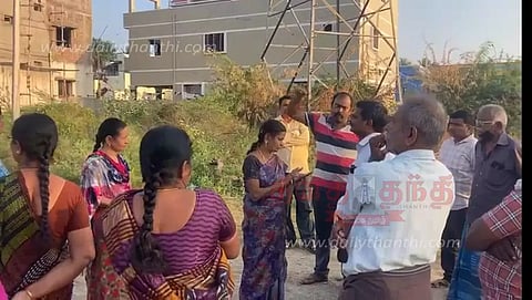 ஆலாம்பாளையத்தில்திடக்கழிவு கிடங்கு அமைக்க பொதுமக்கள் எதிர்ப்புஅதிகாரி பேச்சுவார்த்தை