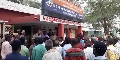 திருட்டு போன மாடுகளை மீட்டுத் தரக் கோரி போலீஸ் நிலையத்தை முற்றுகை
