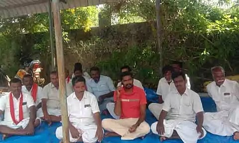 கறம்பக்குடி தாலுகா அலுவலகத்தில் காத்திருப்பு போராட்டம்