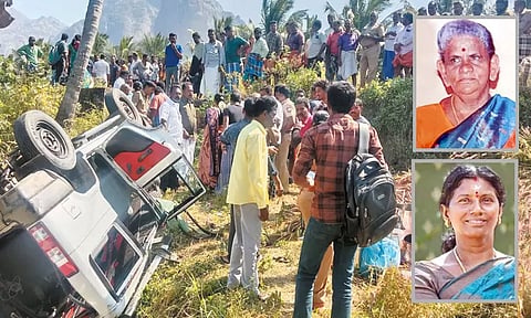 பள்ளத்தில் கார் கவிழ்ந்து 2 பெண்கள் பலி; 5 பேர் படுகாயம் - பொங்கல் சீர்வரிசை கொண்டு சென்றபோது பரிதாபம்