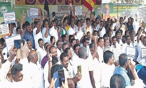 பரனூர் சுங்கச்சாவடியை அகற்ற வலியுறுத்தி ஆர்ப்பாட்டம்