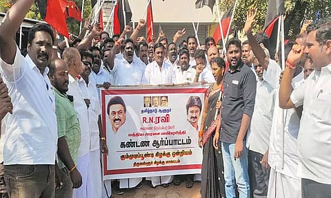 கும்மிடிப்பூண்டியில் 2-வது நாளாக தி.மு.க.வினர் ஆர்ப்பாட்டம்