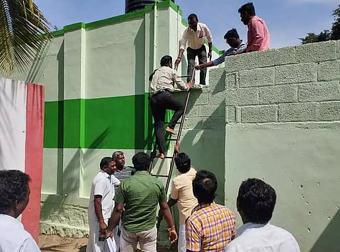 அரசு பள்ளி கட்டிடத்தை ஆய்வு செய்த அதிகாரிகளுடன், பொதுமக்கள் வாக்குவாதம்