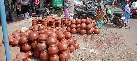 கொள்ளிடம் பகுதியில் மண்பானை விற்பனை மும்முரம்