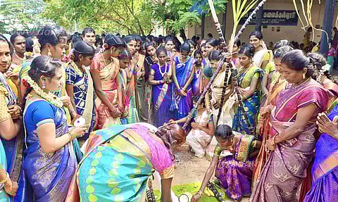 கல்லூரி மாணவிகள் பங்கேற்ற சமத்துவ பொங்கல் கொண்டாட்டம்