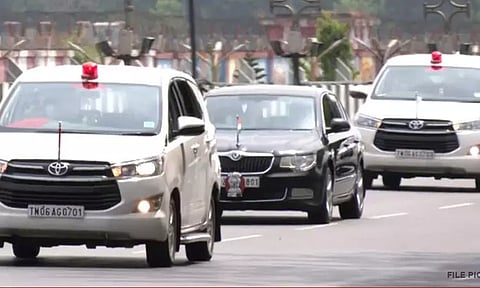 மாநில அரசுடன் மோதல் போக்கு: டெல்லி புறப்பட்டார் தமிழ்நாடு கவர்னர் ஆர்.என்.ரவி...!