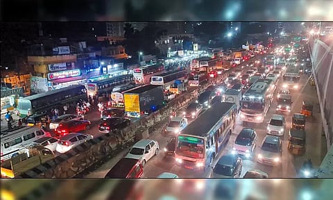 சொந்த ஊருக்கு படையெடுத்த பொதுமக்கள் பெருங்களத்தூரில் கடும் போக்குவரத்து நெரிசல்