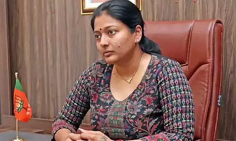 கட்சியில் இருந்து காயத்ரி ரகுராமை நிரந்தரமாக நீக்குவதாக பாஜக அறிவிப்பு