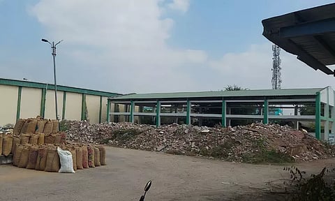 விவசாயிகளுக்கு இடையூறாக உள்ள கட்டிட இடிபாடுகளை உடனே அகற்ற வேண்டும்