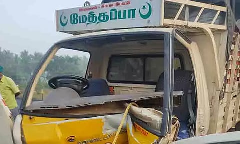 பொங்கல் சீர்வரிசை பொருட்கள் ஏற்றி வந்த சரக்கு ஆட்டோ சாலையோர இரும்பு தடுப்பில் மோதியது