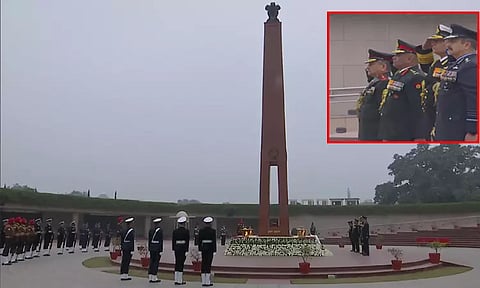 ஆயுத படை மூத்தவீரர்கள் தினம்: தேசிய போர் நினைவு சின்னத்தில் முப்படைகளின் தலைமை தளபதி மரியாதை