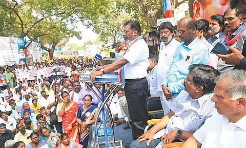 கிண்டி சின்னமலையில் விடுதலை சிறுத்தைகள் கட்சி சார்பில் கவர்னர் மாளிகை முற்றுகை போராட்டம் - திருமாவளவன் கைதாகி விடுதலை