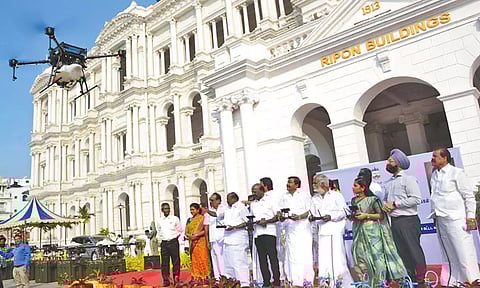 சென்னையில் கொசு ஒழிப்பு பணிக்காக கைத்தெளிப்பான்கள் - டிரோன் எந்திரங்கள் - மாநகராட்சி பணியாளர்களிடம் அமைச்சர்கள் வழங்கினர்