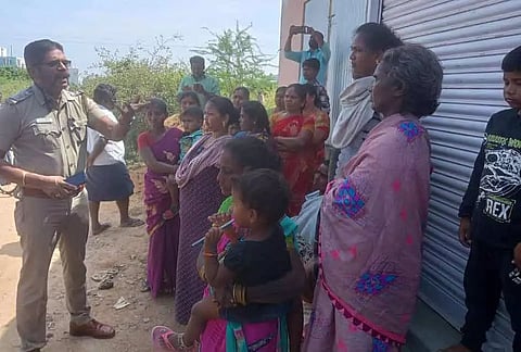 டாஸ்மாக் கடைகளை மூடக்கோரி பெண்கள் முற்றுகை