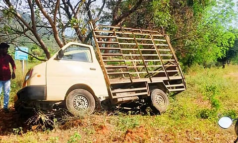 விபத்தில் சிக்கிய சரக்கு வேன்