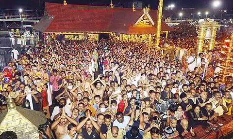 திருவாபரணம் அணிவித்து அய்யப்பனுக்கு சிறப்பு தீபாராதனை: சபரிமலையில் மகரஜோதி தரிசனம்